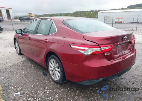 2018 Toyota Camry Le z USA, uszkodzony, nr VIN 4T1B11HK4JU645550